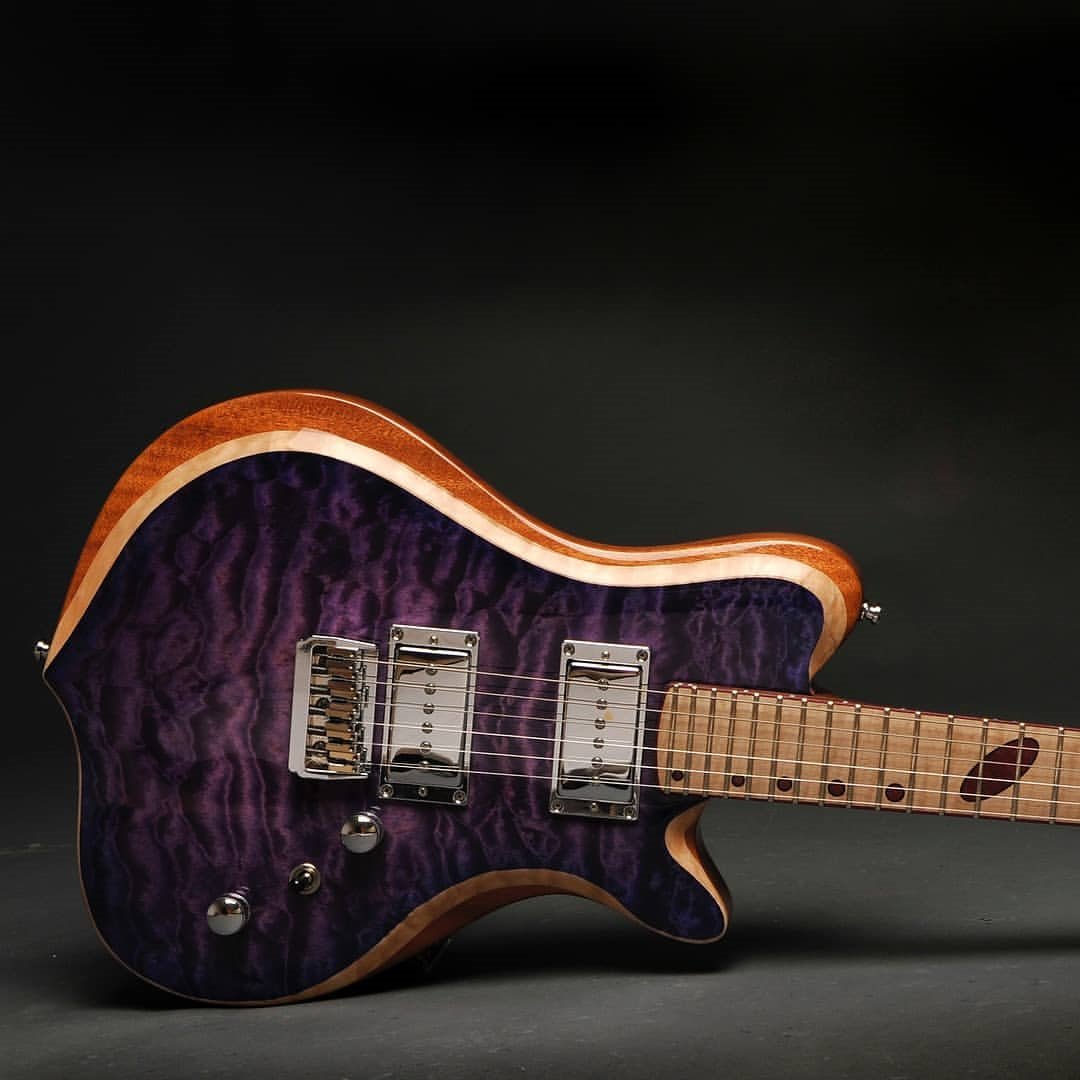 PlayStrats's tweet image. 🤘👽 INFO @graingerguitars
Some shots of our latest ‘Attis’ model from a recent photo shoot.
*
*
*
#xguitars #riffs #luthier #timbre #ukguitarbuilders #customguitarbuild #guitarmaker #guitarmakers #guitarbody #woodworking #woodwork #ukguitars #carvetop #inlay #fretboard #guitarin