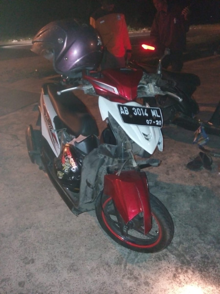 Telah terjadi kecelakaan di perempatan Ngentak sekitar jam 20.00, para korban sudah terkondisi di rumah sakit.
Mohon semua untuk hati2 sewaktu berkendaraan, utamakan keselamatan, bukan kecepatan.