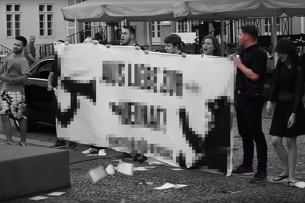 Volker Zierke, Regionalleiter der „Identitären Bewegung“ Schleswig-Holstein, bei der gestrigen Eröffnungsfeier des extrem rechten Infoladens „Mühle“ in #Cottbus und bei einer Störaktion der „Identitären Bewegung“ am 4. Juni 2018 in #Berlin - #NoNazisSH #NoIB