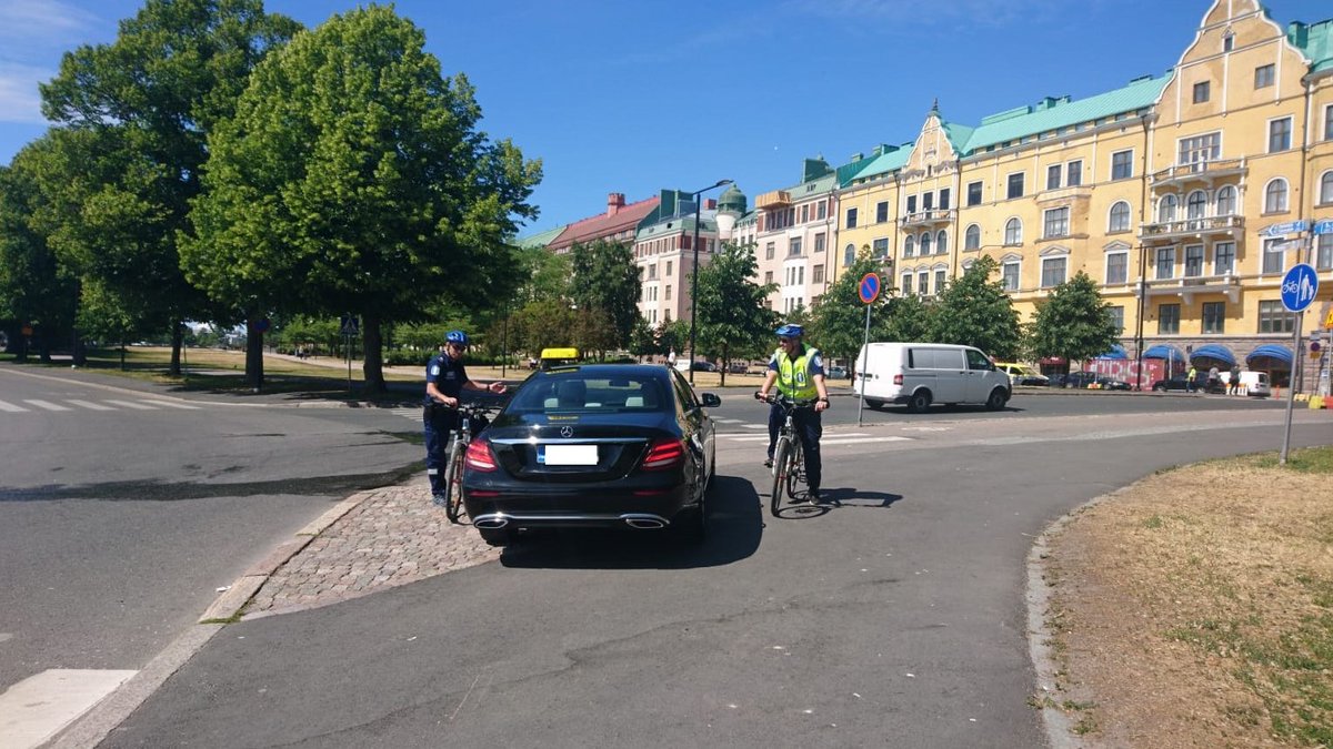 Monenlaisia selityksiä kuulee kaupungilla kun keskustelee sääntöjen rikkomisista. Tässä ajoneuvo jätetty pyörätien päälle - ympärillä oli lukematon määrä vapaita parkkiruutuja. Kuljettaja oli hakenut jäätelön viereisestä kioskista - selitys sekin. #Helsinki #hyötyliikunta