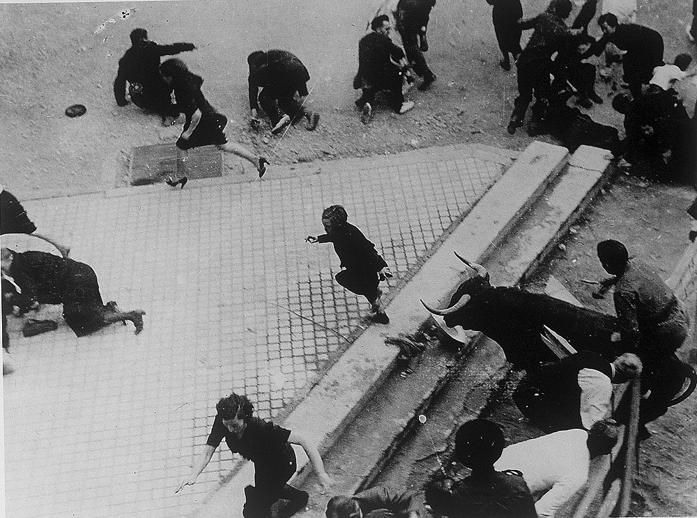 Varias personas,entre ellas una niña,tratan de escapar después de romper un toro el vallado del #encierro.(Año 1939)
#LaViejaIruña #IruñaZaharra