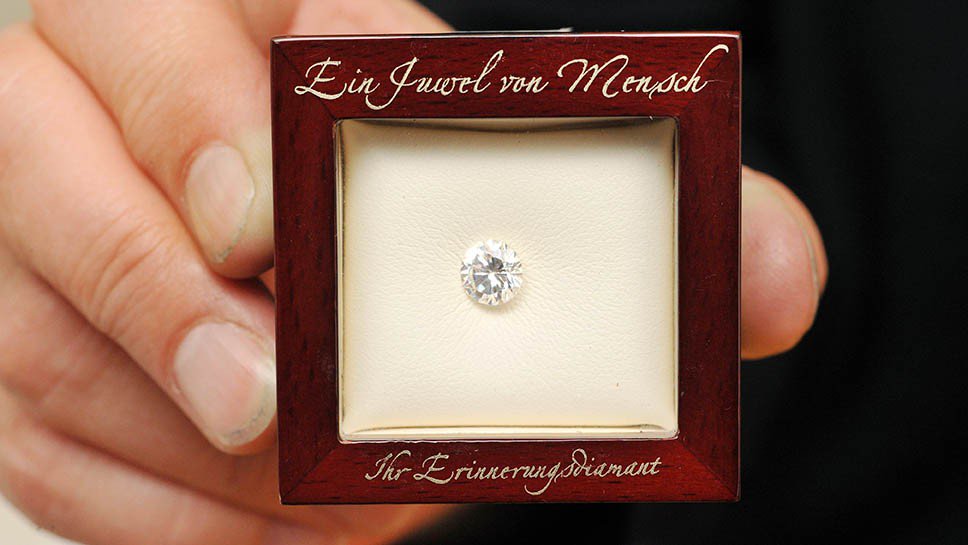 Meinung: Sollte man aus der #Asche der Toten einen #Diamanten pressen dürfen?

bz.de/berlin/umland/…