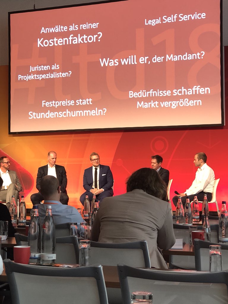 „Wir brauchen mehr T-Shape Lawyer....derzeit gibt es aber in der Ausbildungslandschaft nur einzelne Leuchttürme....da muss es aber einen Ruck geben! Die Erstis aus 2018 bekommen ihren 1. Gehalt in 2028... wollen wir sie gegen die Wand laufen lassen?“ <a href="/NicoKuhlmann/">Nico Kuhlmann</a> #ltd18