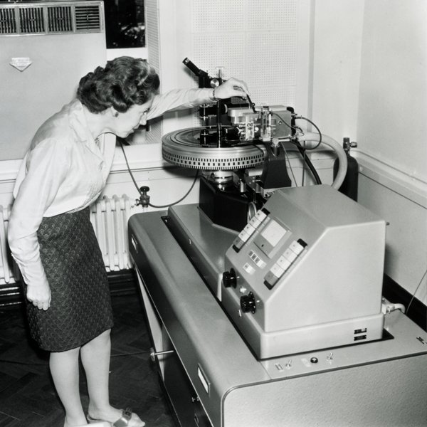 AbbeyRoad's tweet image. Today marks the 70th anniversary of the vinyl LP format. The format revolutionised the consumption of music and has been part of Abbey Road expertise since. The late Hazel Yarwood, renowned as the doyenne of disc cutting, can be seen here in one of Abbey Road’s cutting rooms.