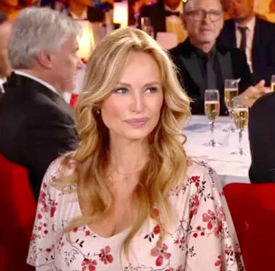 Tiffanyrosefr's tweet photo. Avez-vous regardé l’émission spéciale 20ème anniversaire du Plus Grand Cabaret du Monde ? @AdrianaKarembeu était divine en Kimono Maxi https://t.co/H4hGEb0n80 #adrianakarembeu #getthelook #bumpstyle #kimono #robesdegrossesse #grossesse  #robemaxi  #madeinengland #tiffanyrosefr https://t.co/etZZbza50k