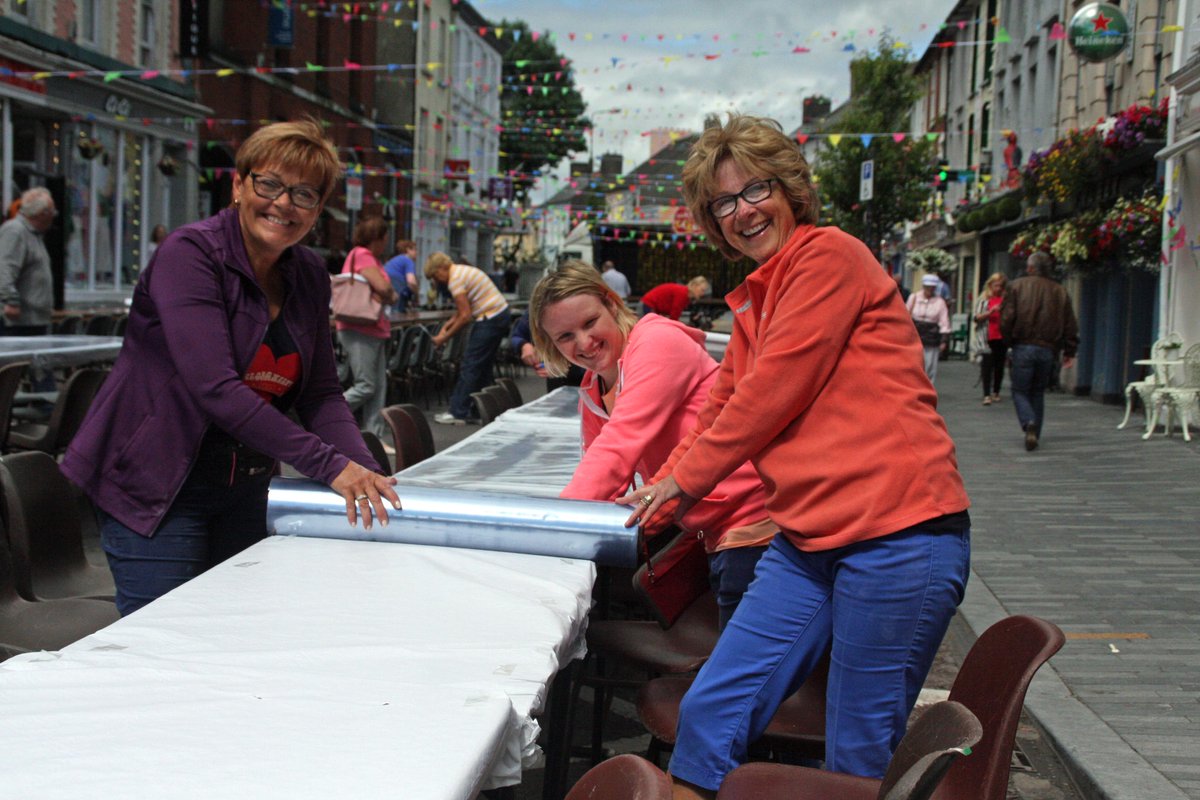 CorkBilly's tweet photo. Clonakilty Street Carnival. Hail to the volunteers! The more we pull together, the further we will go. https://t.co/uNWe38HYxg #oakfirepizza #quailityhotel #odonovanshotel #FigandOlive #walshslondis #DeasysofRing https://t.co/AVIaQAXA9I