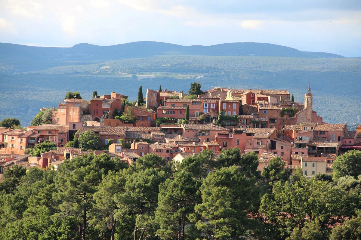 otapt's tweet photo. J - 1 ▶️ ROUSSILLON 🧡 sera t’il élu #levillagepreferedesfrancais ? Rdv demain 21:00 sur @France2tv !! Il faut voter 🆗?! #paysaptluberon #luberon #vaucluse #regionsud #provence https://t.co/P0V04f3DUg