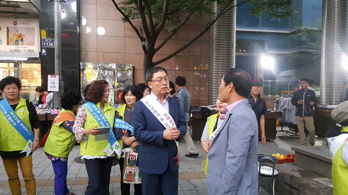 션 tweet media