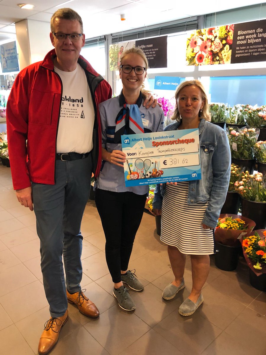 Afgelopen zaterdag hebben Ronny Greven en Harmke Juffer de cheque bij Albert Heijn aan de Lovinkstraat in ontvangst genomen. Het bestuur bedankt Albert Heijn voor deze lokale sponsoractie, maar bovenal iedereen die daar de afgelopen periode de boodschappen heeft gedaan!