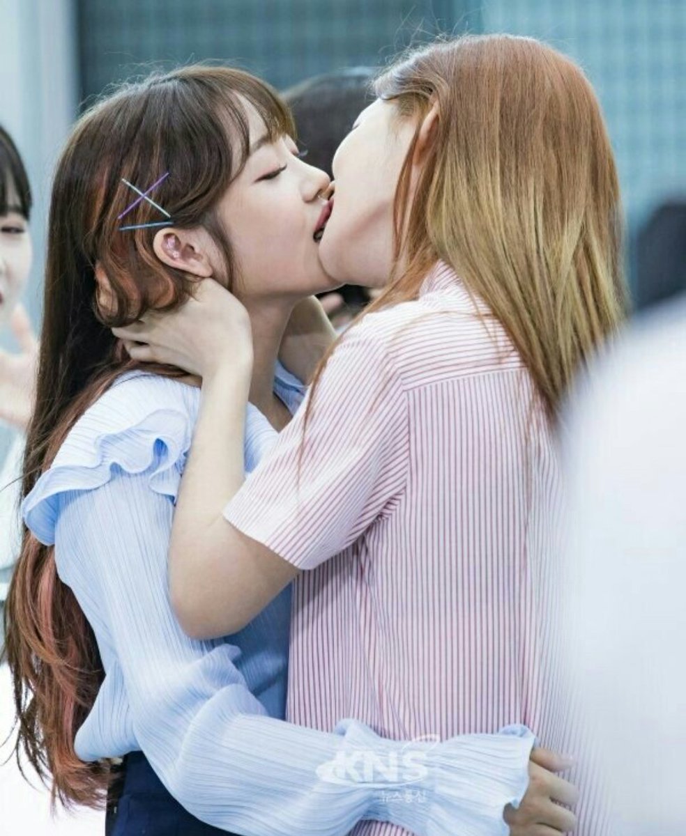 Lesbian японские. Fromis 9 Chaeyoung. Fromis_9 Kiss. Юри айдолы. Юри дорама поцелуй.