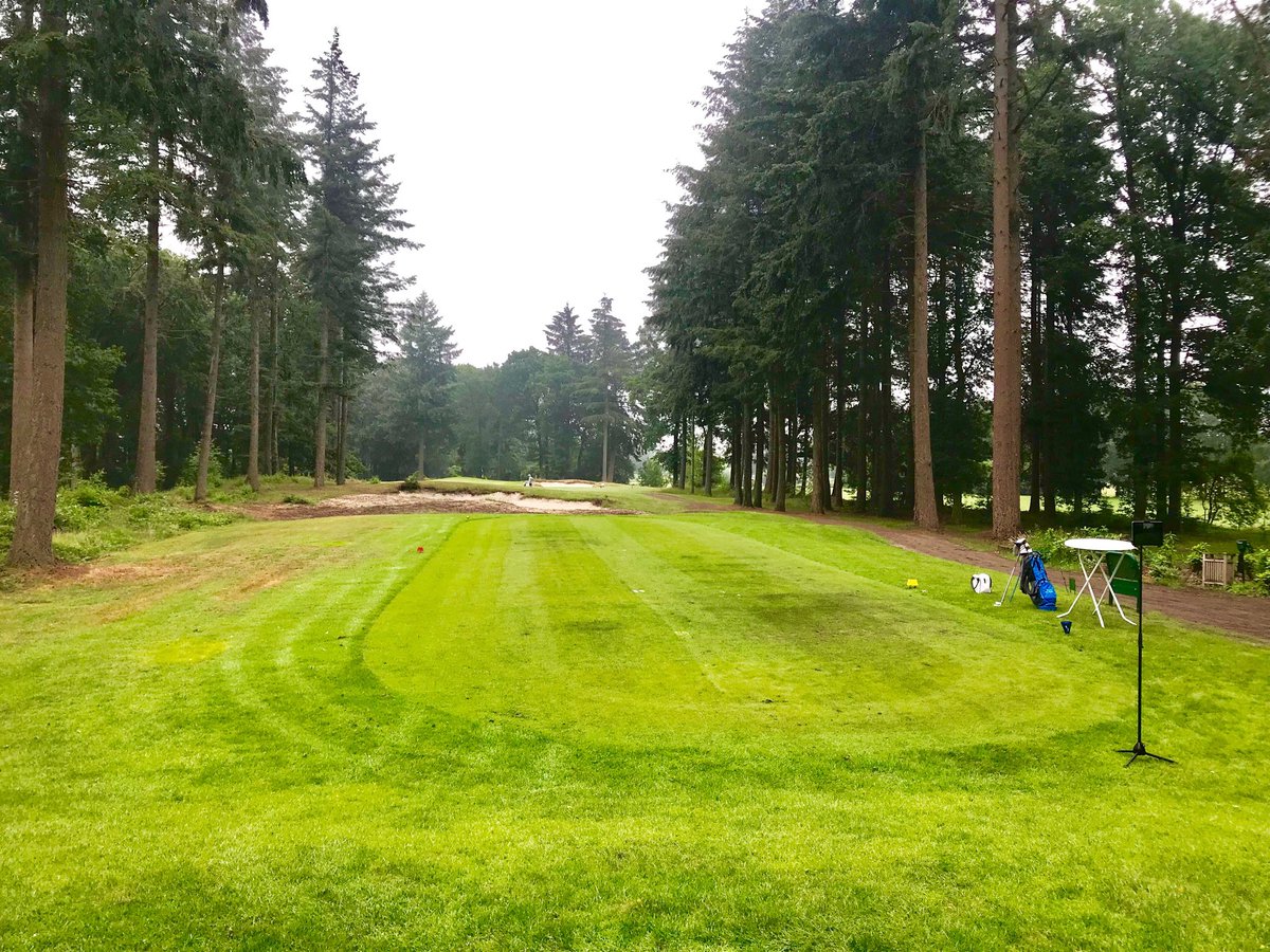 My office for today. The beautiful first hole ⁦<a href="/GCAnderstein/">Golfclub Anderstein</a>⁩ for the ⁦<a href="/RSMNL/">ࢪـضـوـ</a>⁩ golfday. #beatthepro #letshavesomefun ⛳️🏌️