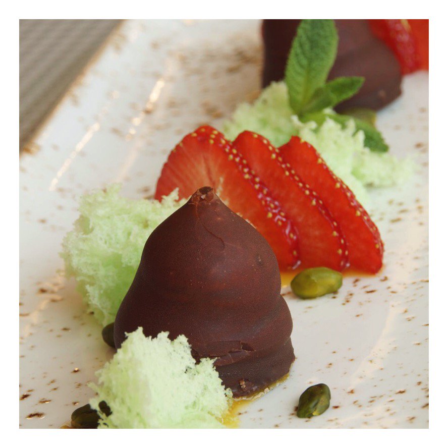 CapriFrankfurt's tweet photo. Is there a better way to brighten a Monday afternoon than chocolate-dipped strawberries? we think not! π
Join us at #Caprilicious! https://t.co/bkWR4kkPhv #ChocolateStrawberries #Frankfurt https://t.co/twhpyzBh1C