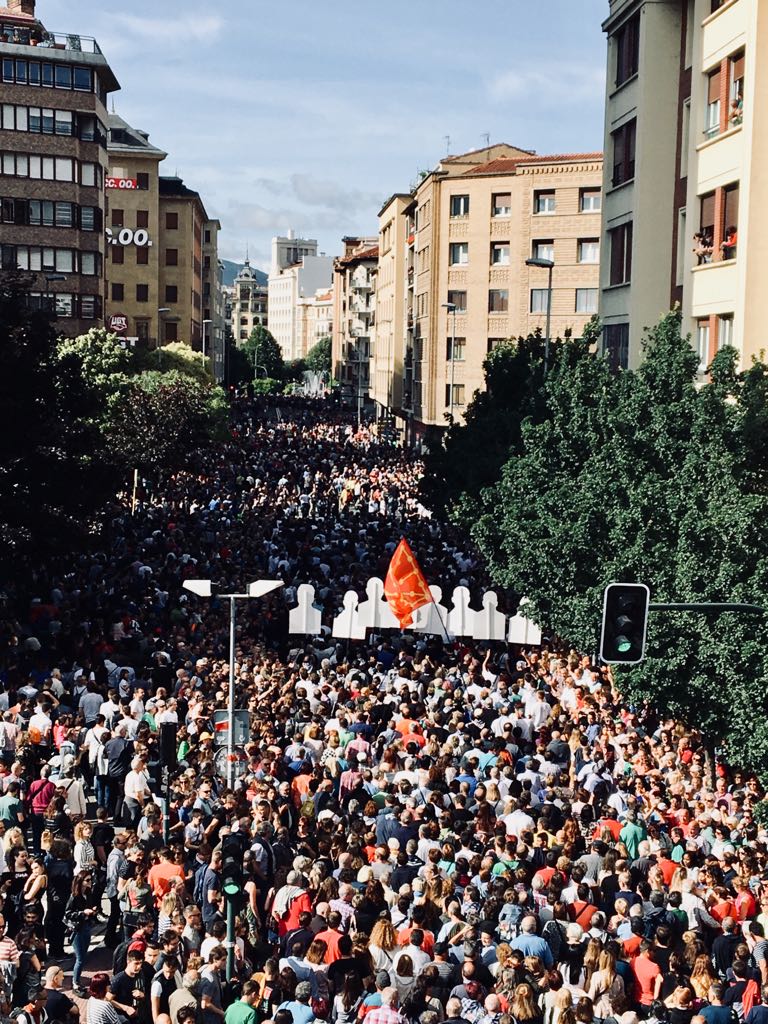 Altsasugurasoak's tweet photo. El sábado vivimos una de las mayores movilizaciones de las últimas décadas en #Nafarroa, pero una vez más la noticia a pasado practicamente desapercibida en los medios estatales. El caso #Altsasu pasará a la historia de como los medios ayudan a construir la versión oficial. https://t.co/u0gOhYu15J