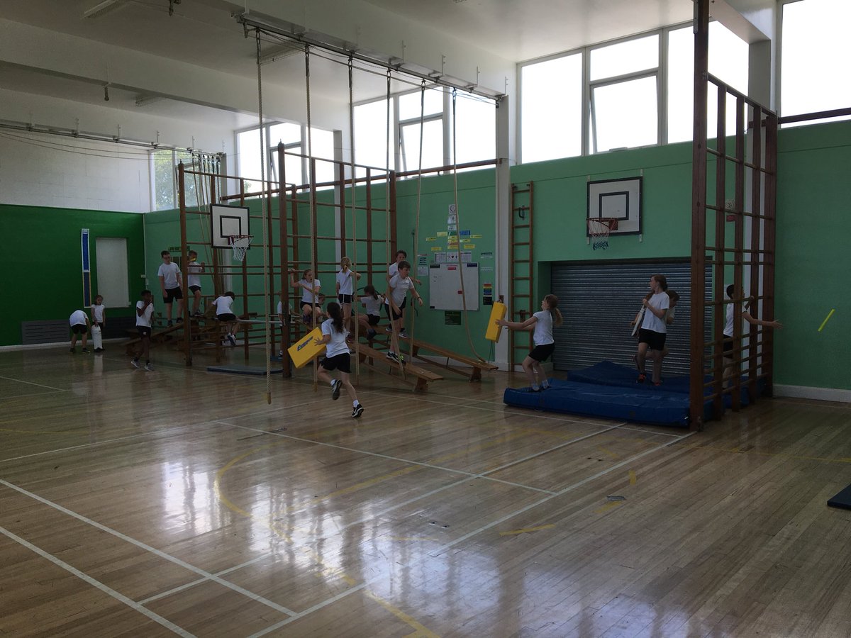 KJARPESPORT's tweet photo. #TEAMProblem-Solving: Yr 6 attempting the off the floor ‘TEAM Ninja Warrior’ challenge #RedsorBlues #CRISP https://t.co/mGmdGszifa