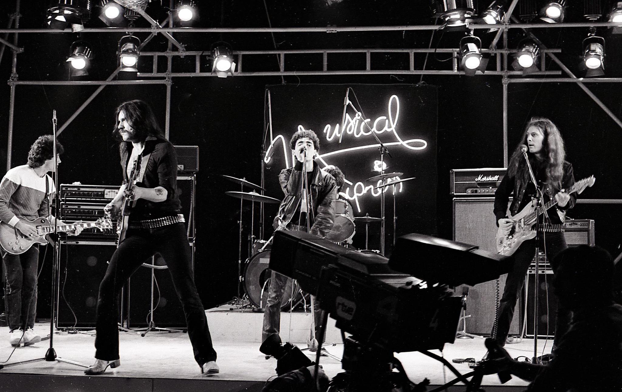 Víctor F. Clares on X: "La Banda Trapera del Río (@LaBandaTraperaR) &  Motörhead en el programa Musical Express de TVE, en 1981. El vídeo nunca  vio la luz porque Lemmy se lió