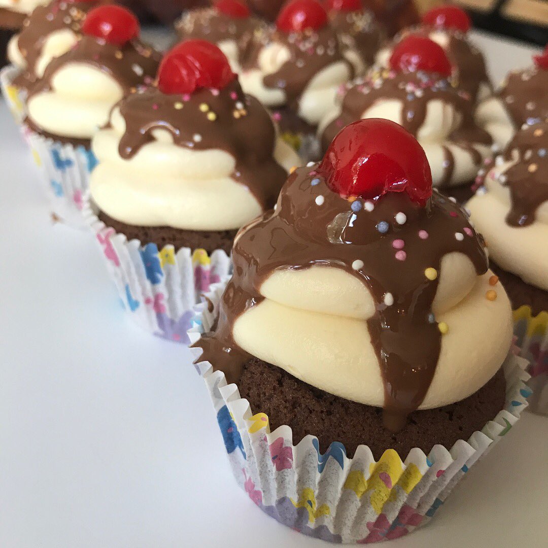 BakedByLizzi's tweet photo. Today is #NationalSplurgeDay, so don’t forget to treat yourself! https://t.co/p6m4ghCpqb