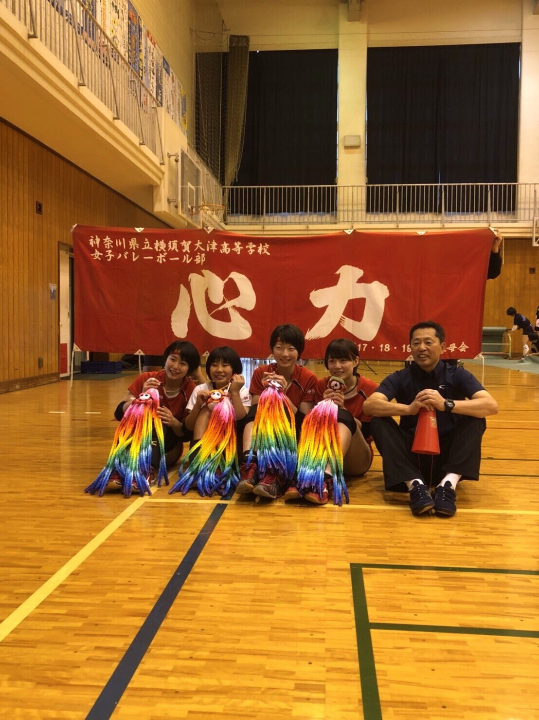 まゆ 昨日横須賀大津高校女子バレー部を引退しました 最後は橘に負け 神奈川県５位 悔しくて涙がとまらなかったけれど 精一杯プレーできました この1年突っ走ってきて関東大会にも出場できて本当に濃い1年でした 小3からバレーを初めて沢山の人に