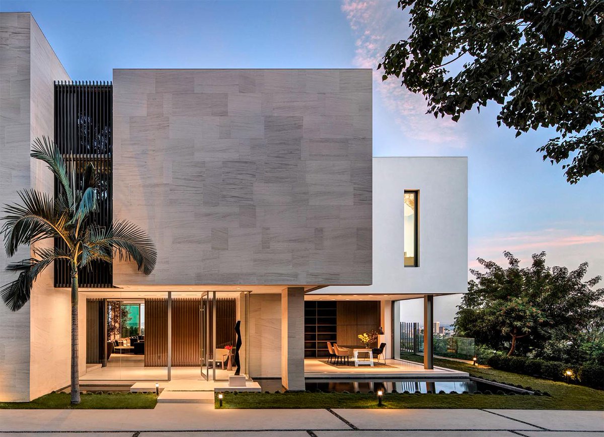 <a href="/_SAOTA/">SAOTA</a> ’s first completed project in Los Angeles, Stradella, is a remodel of an existing 1970’s house on a beautiful promontory in Bel Air:
bit.ly/2JO0NE7
#architecture
