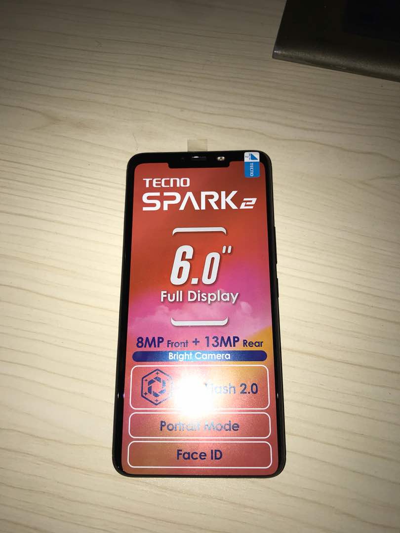 LynnAheebwa's tweet image. So my friend buys a Tecno Spark 2 and I am honestly blown away by its unlock features. Issa thread #Spark2Celebrate #Spark2Lightup