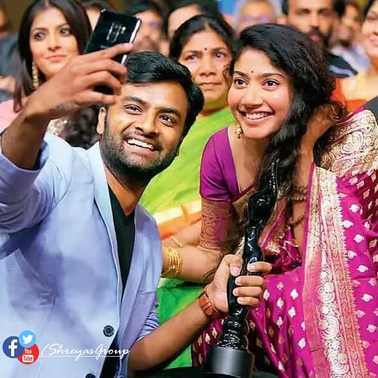 It is selfie time!! 😍

#JioFilmfareAwards #Filmfare #Hemachandra #SaiPallavi