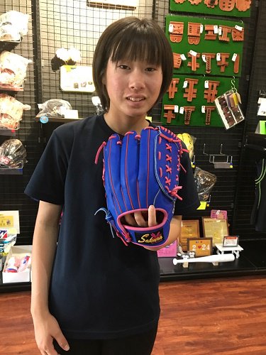 ｋｂ ソフトボール用オーダー桜グラブ 湯もみ型付けしました 投手用のこだわりのある大き目なグラブです さすが女の子 というカラーも目を引きますね Kb 桜 グラブ オリジナル オリジナルグラブ 湯もみ 型付け 湯もみ型付け オーダー