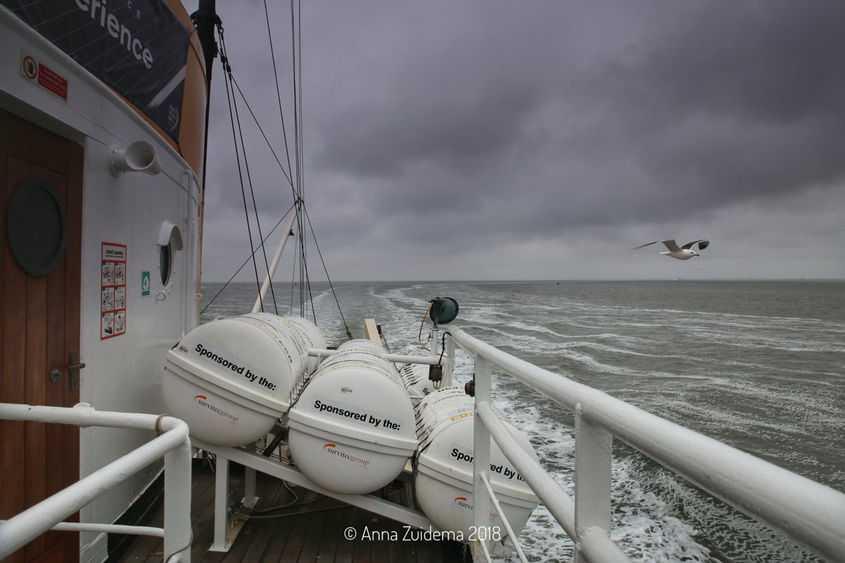 AnnaZuidema's tweet photo. On my Way! #Dreigend maar droog! #Oerol #Terschelling @BuienRadarNL @MeteoGroupWeer @dezeekust #Zeesleepboot #Holland @Weerplaza @OmropFryslan @pietsweer #Wadden #Weerfoto https://t.co/DoCsRn5L5G