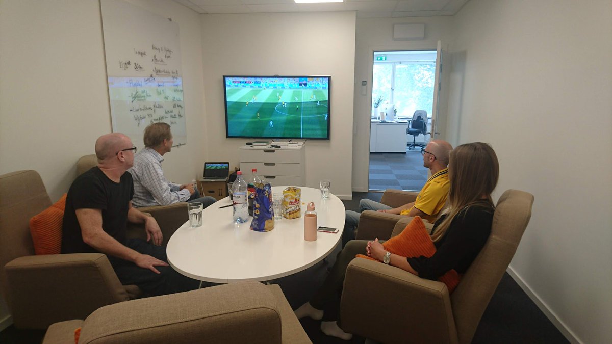EnestedtCo's tweet image. Vi har fyllt konferensrummet med supportersnacks och är redo för avspark! Hur ser ni Sveriges första match i fotbolls VM 2018?