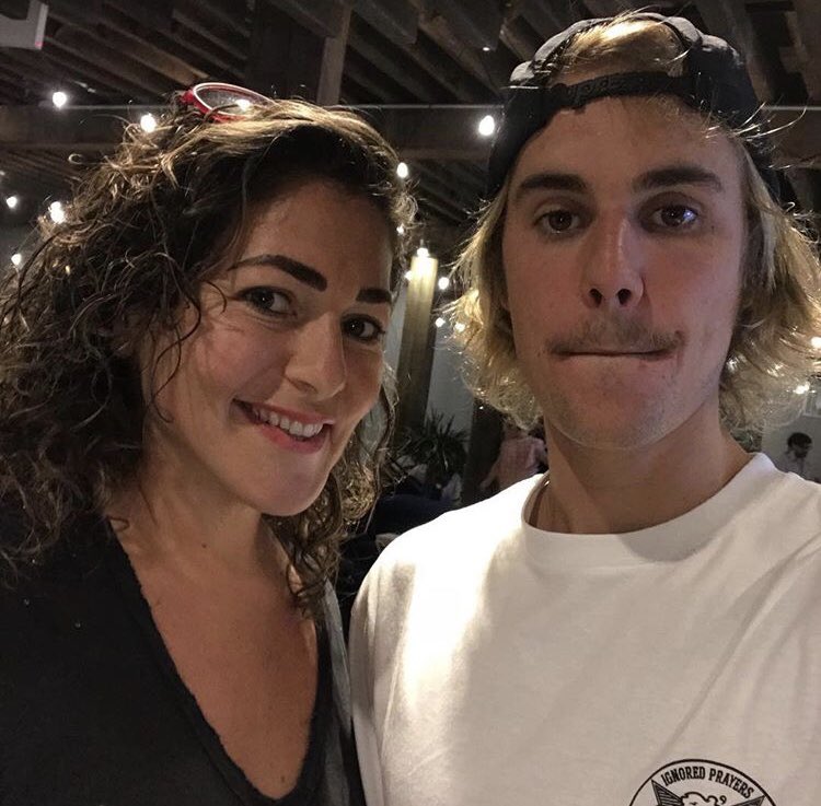 yourbiebernews's tweet photo. Justin with a fan in Brooklyn, New York yesterday (June 17) https://t.co/wtouASa1y0
