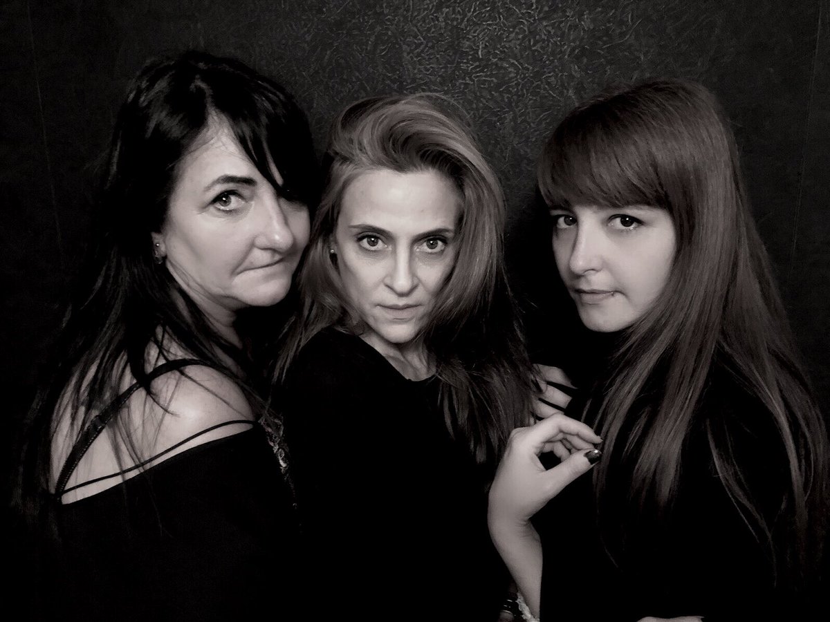 UlisesPuiggros's tweet photo. Ensayando Feliz LA ALIMAÑA de @cazadoraoculta y bajo mi dirección. Obra cuenta la historia de Medea, La Nodriza y Creuza con @elianamigliarin @Silviapetri y @DeboraLongobard Estrenamos el jueves 9 de Agosto 21:15 @LaComediaBA https://t.co/8TBTidE1AR