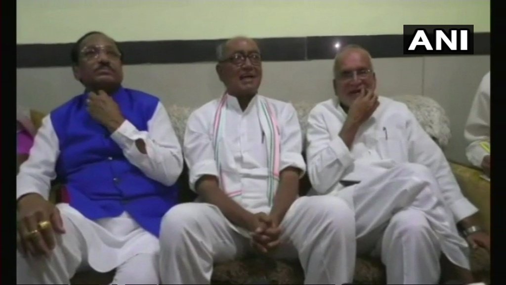 ANI's tweet photo. Jitne bhi Hindu dharm wale aatankwadi pakde gaye hain sab Sangh ke karyakarta rahe hain. Nathu Ram Godse, the man who killed Mahatma Gandhi, was also part of RSS. This ideology spreads hate, hate leads to violence, which leads to terrorism: Digvijay Singh,Cong in Jhabua,MP (17.6) https://t.co/9QKHJ1TVmS
