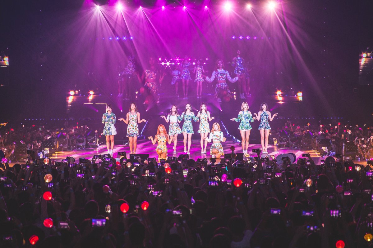 Твайс концерт. Концерт твайс зал. Твайс концерт океан. Твайс фанаты на концерте