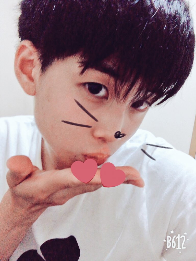 大西 巧真 בטוויטר なんでやろな やっぱりよく聞くけど 鏡って普段より2割よく見えるらしい だから 写真撮ってみたら 案の定やん笑笑 誰か自撮りを綺麗にするコツ教えて なんか盛れなさ過ぎて地獄やん 撮ったから載せたけと 男子高生ミスターコン