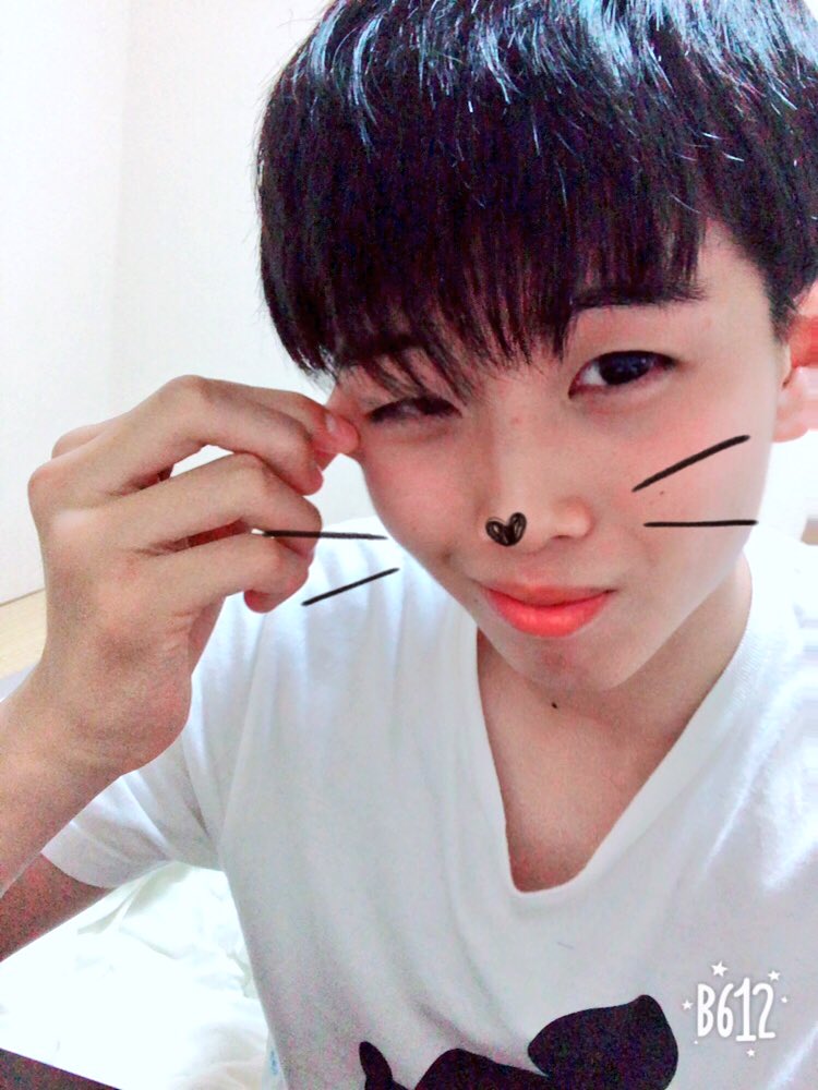 大西 巧真 בטוויטר なんでやろな やっぱりよく聞くけど 鏡って普段より2割よく見えるらしい だから 写真撮ってみたら 案の定やん笑笑 誰か自撮りを綺麗にするコツ教えて なんか盛れなさ過ぎて地獄やん 撮ったから載せたけと 男子高生ミスターコン