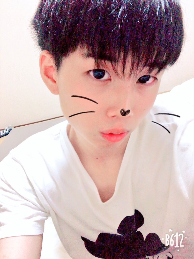 大西 巧真 בטוויטר なんでやろな やっぱりよく聞くけど 鏡って普段より2割よく見えるらしい だから 写真撮ってみたら 案の定やん笑笑 誰か自撮りを綺麗にするコツ教えて なんか盛れなさ過ぎて地獄やん 撮ったから載せたけと 男子高生ミスターコン