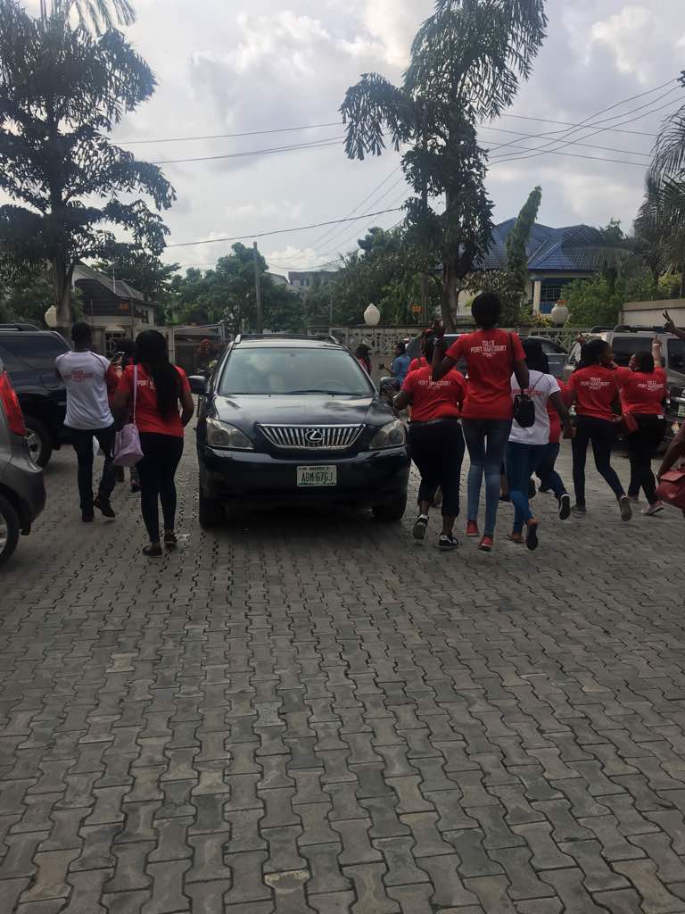 oluchi86's tweet photo. #TeamTolex This is how it started yesterday. Alex thought it was just the children but when she saw the crowd coming for her with laughter in their faces she drop some tears of joy.
#PHmeetsAlex
#welovealex https://t.co/94DY6ElGd5