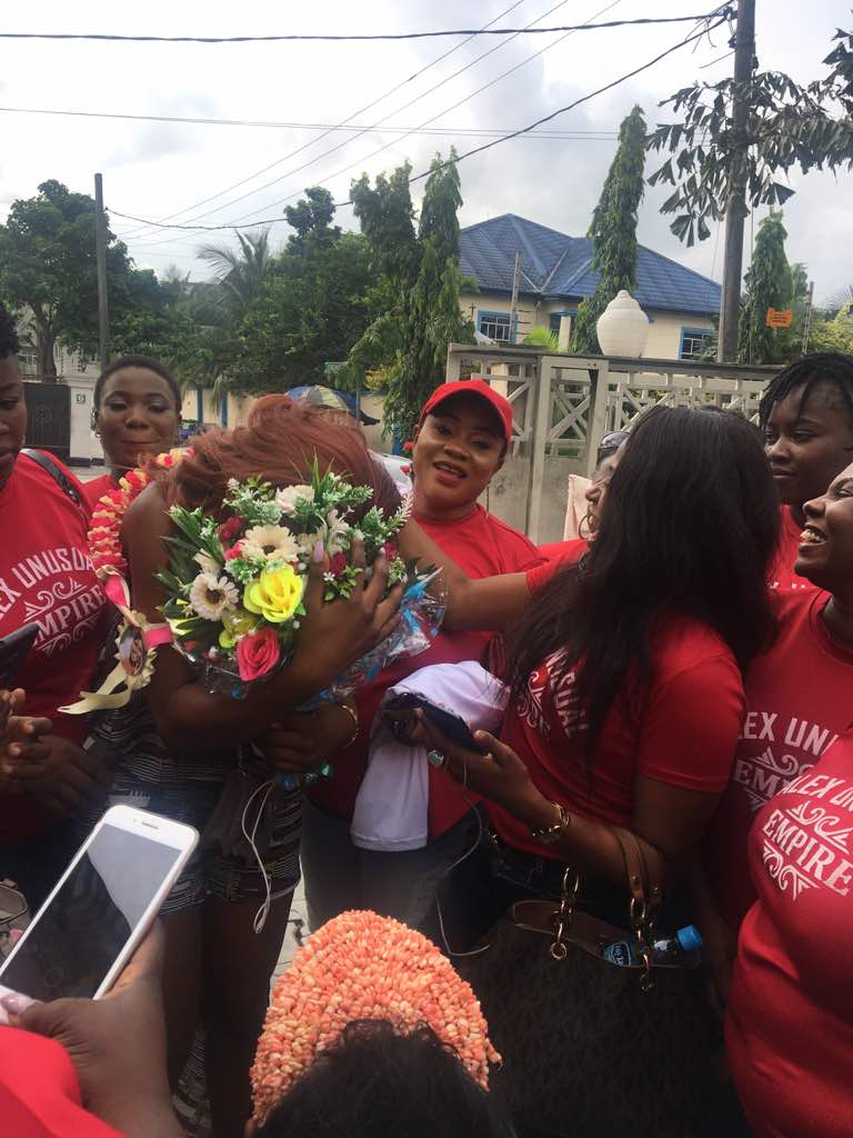 oluchi86's tweet photo. #TeamTolex This is how it started yesterday. Alex thought it was just the children but when she saw the crowd coming for her with laughter in their faces she drop some tears of joy.
#PHmeetsAlex
#welovealex https://t.co/94DY6ElGd5