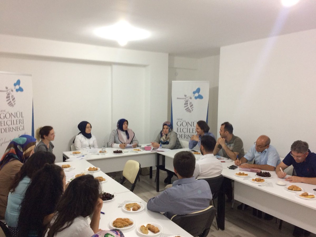 @antalyagonulelcileri proje koordinatörü Antalya valimizin kıymetli eşi <a href="/sevimkaraloglu/">Sevim Karaloğlu</a> hanımefendi değerli Vekilimizin eşi <a href="/unzilekose/">ünzile köse</a> hanım ve proje ekibiyle beraber dernek binamizda toplantılarını gerçekleştirip ardından bütün proje ekibiyle beraber derneğimize üye oldular.