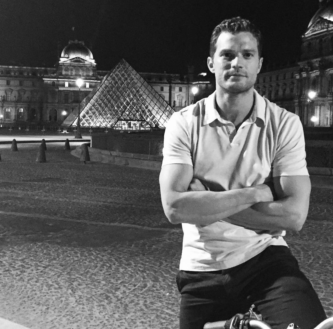 FiftyShades_ES's tweet photo. "#HappyBirthdayChristianGrey #Paris"- @E_L_James en IG. https://t.co/lr9jPO8lxJ
