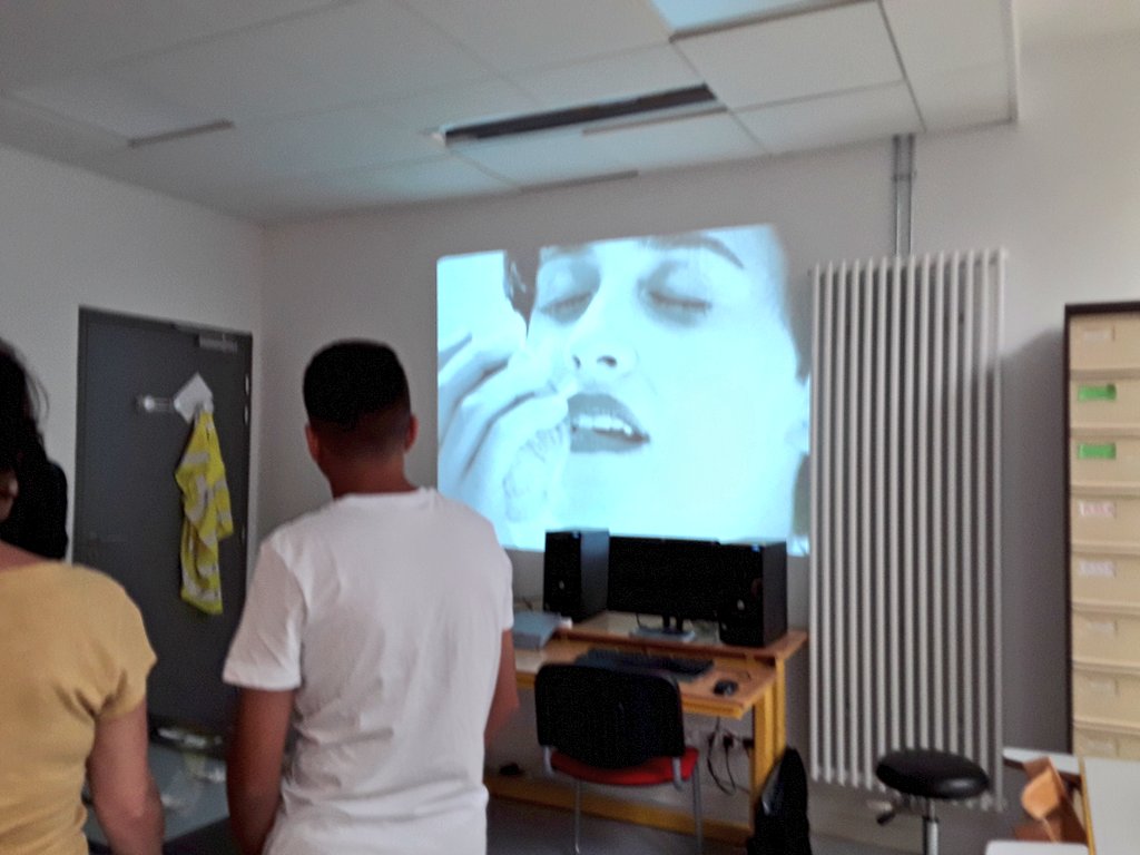 PepAdos06's tweet photo. On a fait un court-métrage avec la table Mashup. C'est une table reliée à un vidéoprojecteur et à un ordinateur et il faut placer des cartes sur la vitre de la table. Notre court-métrage a été fait avec les images du film BlancaNieves. Rafaël @FVargasCine @sandkh06 @SylN_P https://t.co/BWWrYOQFyc