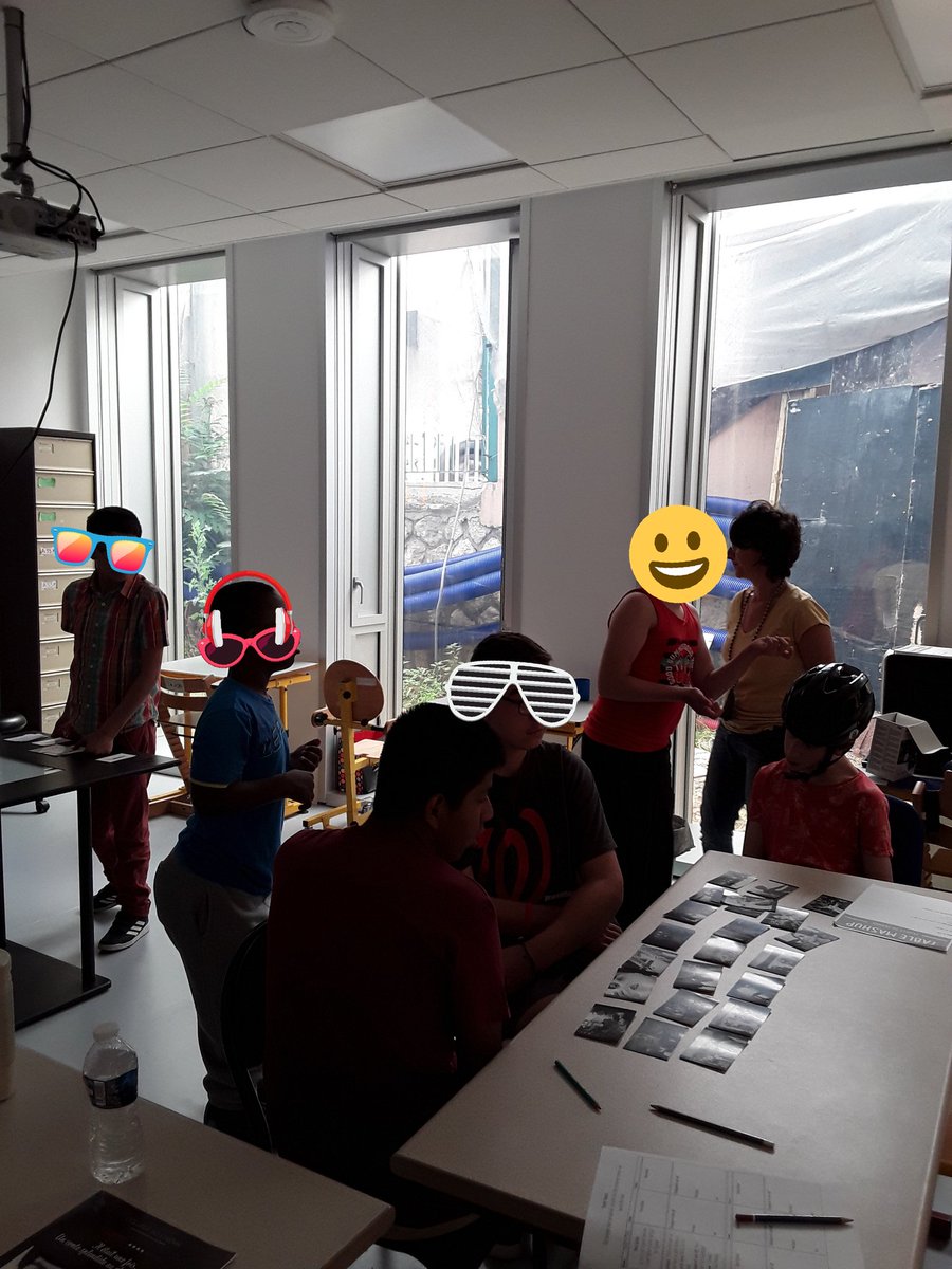 PepAdos06's tweet photo. On a fait un court-métrage avec la table Mashup. C'est une table reliée à un vidéoprojecteur et à un ordinateur et il faut placer des cartes sur la vitre de la table. Notre court-métrage a été fait avec les images du film BlancaNieves. Rafaël @FVargasCine @sandkh06 @SylN_P https://t.co/BWWrYOQFyc