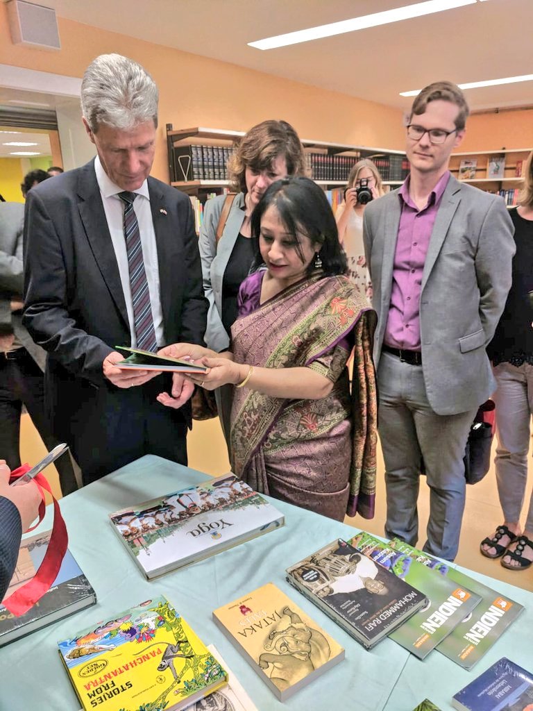 eoiberlin's tweet photo. "India Corner" in #Thuringa bei #KLG:
Ein eigener Bereich mit Büchern über #Indien wurde in der Bibliothek von Botschafter #MuktaTomar und Thüringer Minister @HelmutHolter eröffnet.
#IndienThüringenPartnerschaftTag https://t.co/x1OWI73vL1
