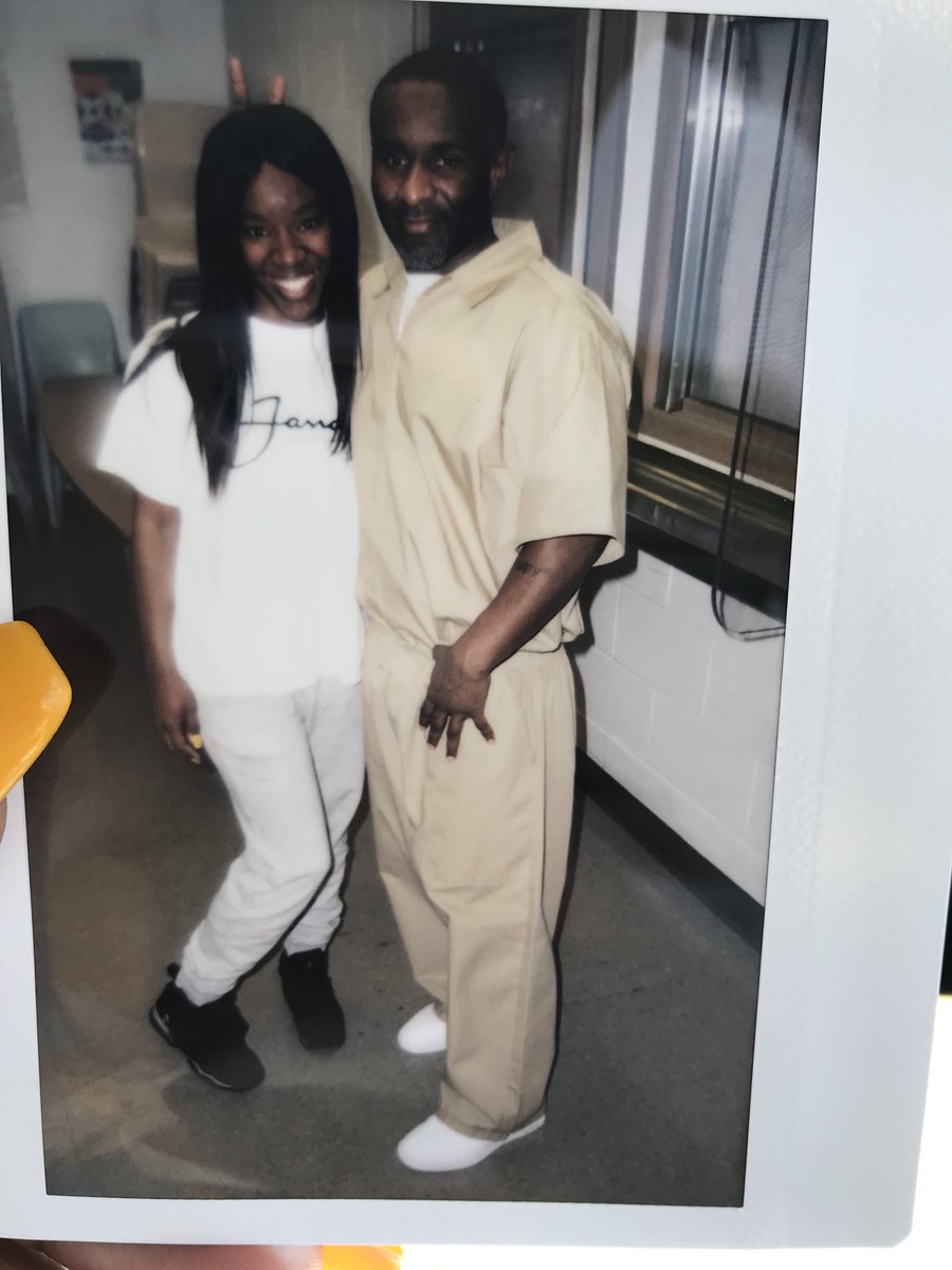 ebx2_'s tweet image. i hate prison visits .. let my daddy out tha jamma’ 🙄 #SameFace