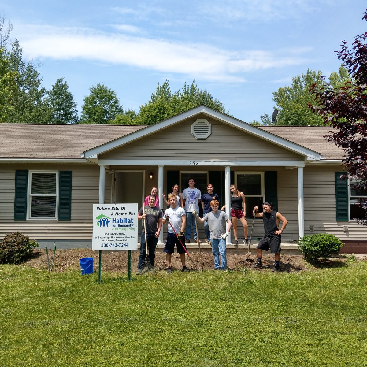 HFHMV's tweet photo. Thank you Boardman High School NHS for taking time out of your summer break to help us with some landscaping! @BDMANHIGHSCHOOL https://t.co/er8TqAsQQ9