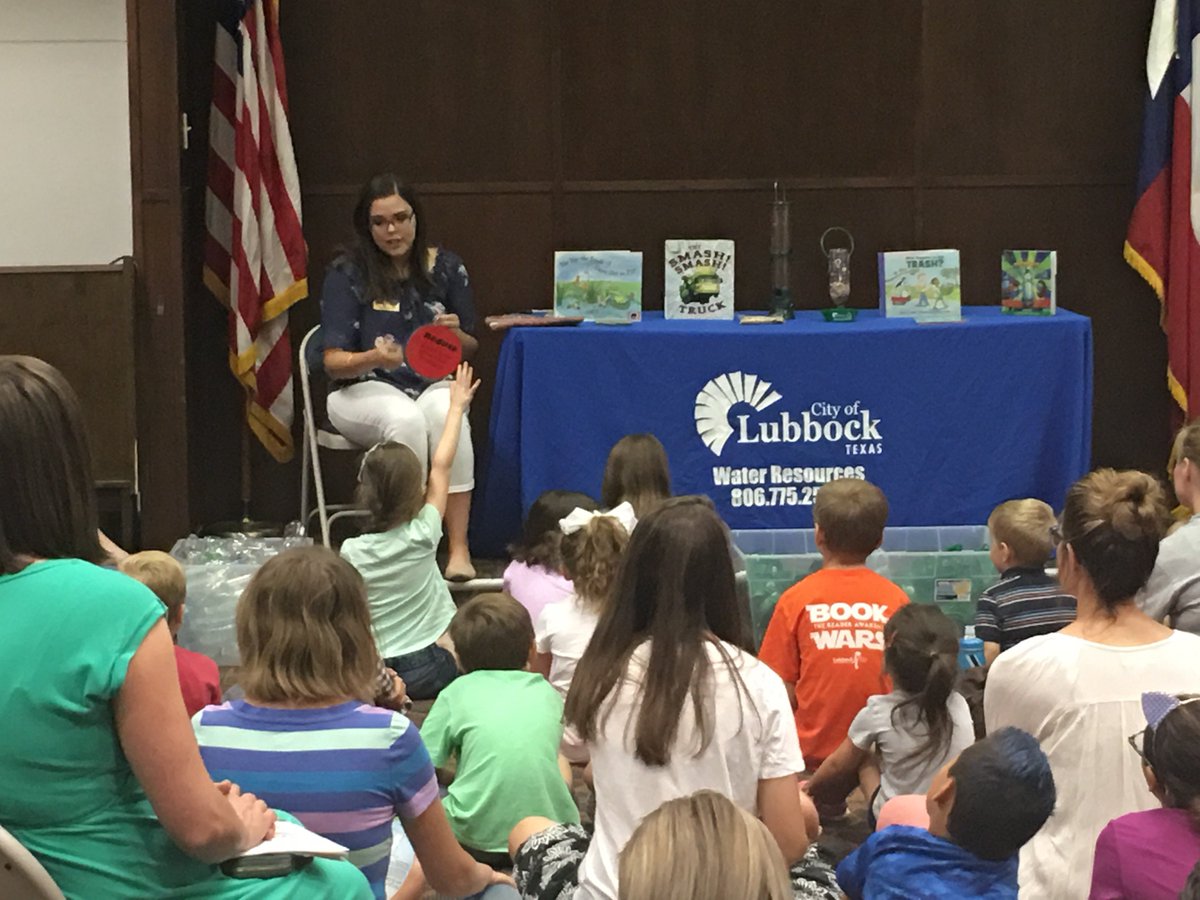 lubbocklibrary's tweet photo. Last Friday, grades 5 and under made water bottle bird feeders at #MahonLIB! Thanks @LubbockWater! #LBKSRP18 https://t.co/6m0dde11lC