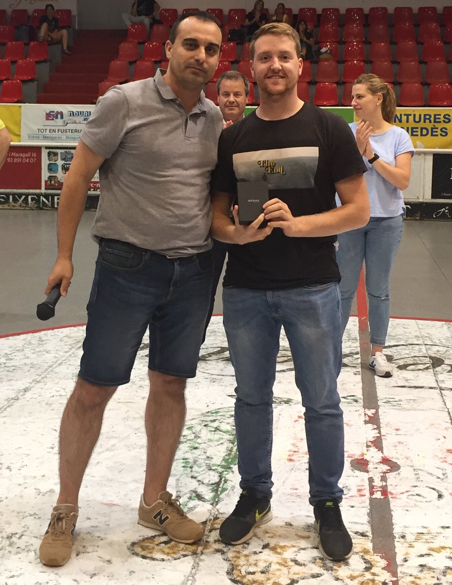cenoia's tweet photo. #cavastick2018 Agraïment i Obsequi a @romagosa24 jugador, entrenador i director tècnic del torneig, i @arnauxaus39 jugador i entrenador de la base, i jugador #OKlliga https://t.co/MZiDtXOAeW