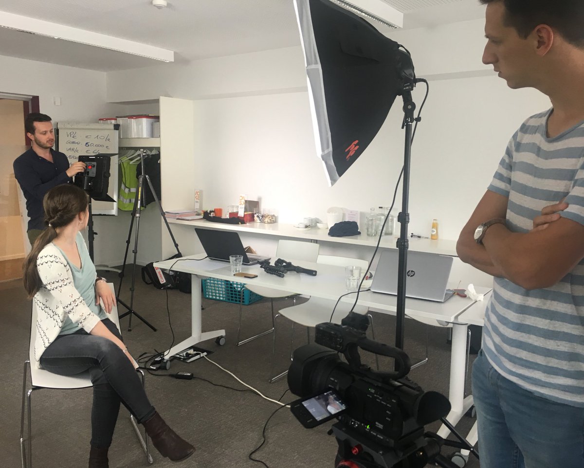Zerlineva's tweet photo. We leren video’s maken @VOKA_OVL ! Binnenkort de première van #digitalmarketingclasses starring Jonas Vondroeme van @ComCoAgency. https://t.co/49MmgleGpe