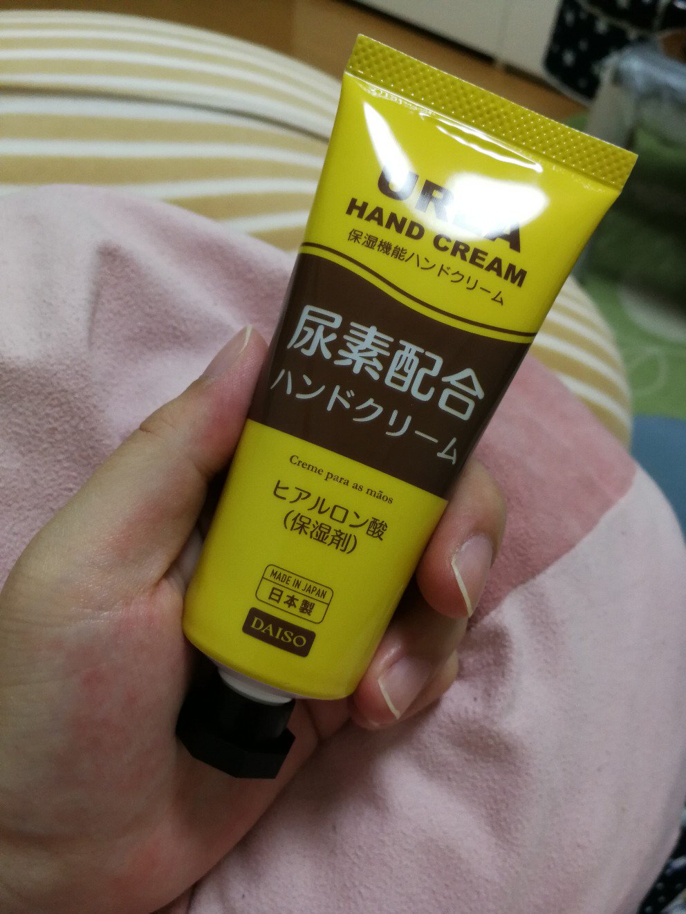 ちゃー🐄 On Twitter: "ダイソーの尿素配合ハンドクリームがいい感じ。かかとケアのため尿素配合のクリーム探してたときにダイソー で見つけて物は試しと買ってみたら擦り込むとサラッとしっとり！ベタつかないから裸足でフローリング歩いても平気！！しばらくかかとケアに ...