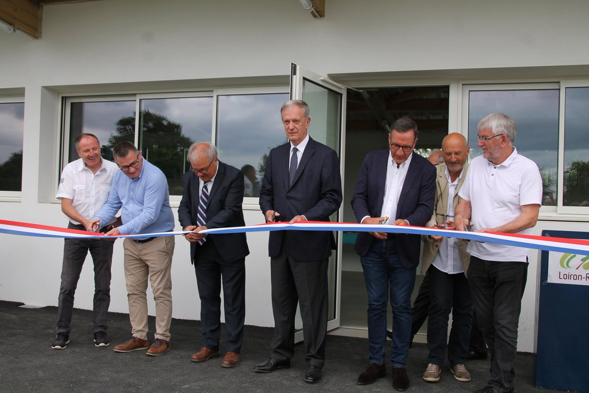 LoironRuille's tweet photo. Belle ambiance ce week-end pour l'inauguration du Club-House du FC Ruillé-Loiron après la victoire de @equipedefrance contre l'Australie. Un nouvel équipement propice à l'échange et à la convivialité, symbole de l'esprit d'équipe et d'entraide qui règne à Loiron-Ruillé. https://t.co/zSbmn1oXWJ