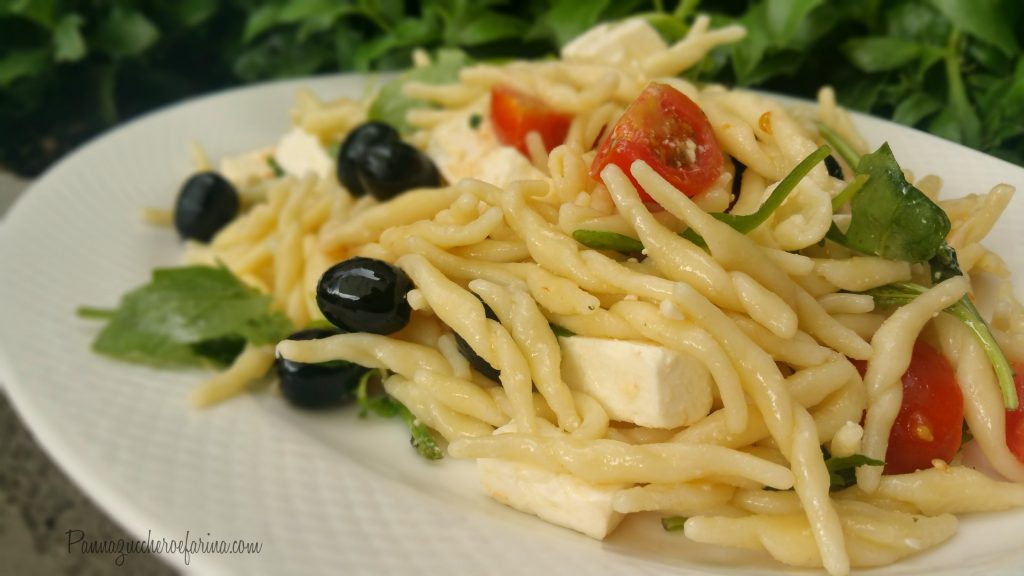 Pasta fredda pomodorini e feta  pannazuccheroefarina.com/pasta-fredda-p…  #estate #feta #mare #olio #Olive #pasta #picnic #rucola #trofie via @pannazuccheroefarina