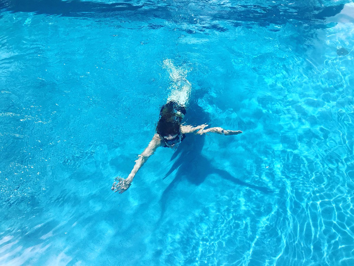 rosebermuda's tweet photo. Heroes Day happy place #longweekend #coolingout #submerged #Bermuda 💦 https://t.co/h5dcdNE0dx